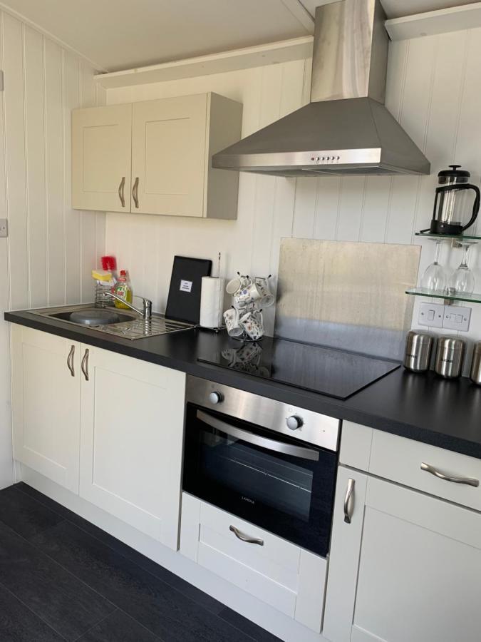 Tides Reach, Deluxe Shepherds Hut 1, 100M From The Beach 圣梅尔林 外观 照片